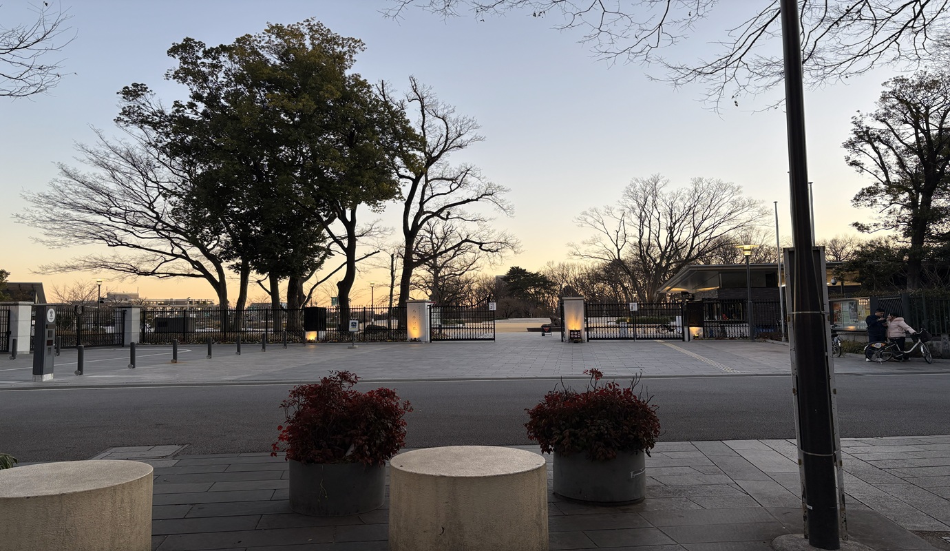 馬事公苑の夕方の正門です。